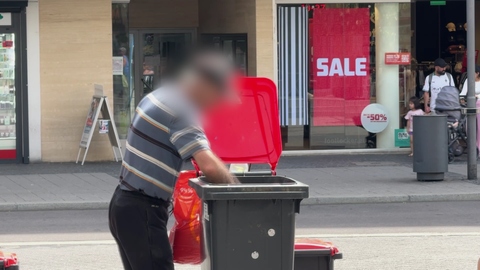 Pfandflaschen aus dem Müll sammeln: So sieht der Ruhestand bei einigen Rentnern im Land aus.