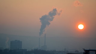 Aus einem Schornstein strömt Rauch. Die Landesregierung hat ihre Klimaziele verfehlt und will nicht gegensteuern.