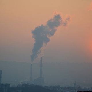 Aus einem Schornstein strömt Rauch. Die Landesregierung hat ihre Klimaziele verfehlt und will nicht gegensteuern.