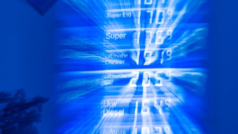 Auf einer Preistafel einer Tankstelle werden die aktuellen Literpreise für Kraftstoff angezeigt. (Symbolbild)