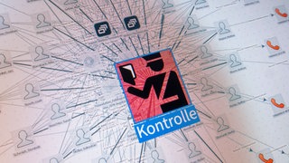 Auf einem Bildschirm ist ein Polizei-Symbol und das Wort "Kontrolle" zu sehen. Die baden-württembergische Polizei will eine umstrittene Software der Firma Plantir von Peter Thiel einsetzen.