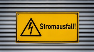 Warnschild Stromausfall (Symbolbild). Gab es Stromausfälle in Baden-Württemberg durch Hitze? 