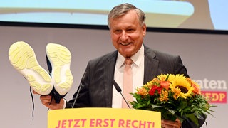 Hans-Ulrich Rülke, Landesvorsitzender der FDP Baden-Württemberg, freut sich im CongressCentrum Pforzheim (CCP) bei der Landesvertreterversammlung der FDP Baden-Württemberg zur Landtagswahl 2026, über seine elektronische Aufstellung eines Wahlvorschlags für den Listenplatz Eins. Hierbei bekam er Laufschuhe geschenkt.