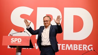 Der baden-württembergische Landesvorsitzende der SPD, Andreas Stoch, gestikuliert in Fellbach (Rems-Murr-Kreis) beim Parteitag zur Aufstellung der Landesliste für die Landtagswahl.