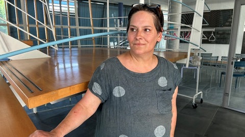 Claudia Wanner arbeitet für Mindestlohn an einer Supermarktkasse.