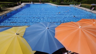 Sonnenschirme spenden in einem Freibad Schatten. In Baden-Württembrerg gab es laut Innenmkinisterium in den Bädern weniger Straftaten und sexuelle Übergriffe. 