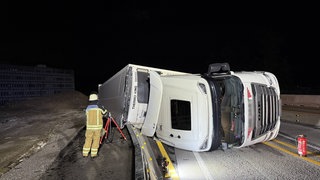 Auf der A81 Richtung Singen ist am frühen Montagmorgen ein Lkw umgekippt.