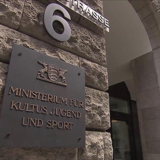 Vor dem Ministerium für Kultus, Jugend und Sport