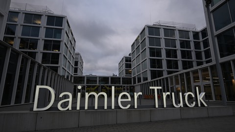 Ein Logo des Nutzfahrzeugherstellers Daimler Truck steht vor der Firmenzentrale. Das Unternehmen mit Sitz in Leinfelden-Echterdingen (Kreis Esslingen) hat am Dienstag (8.7.) verkündert, 5.000 Stellen in Deutschland streichen zu wollen.