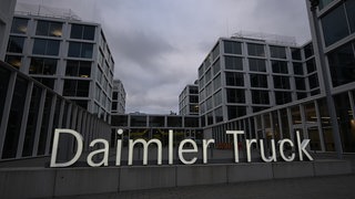 Ein Logo des Nutzfahrzeugherstellers Daimler Truck steht vor der Firmenzentrale. Das Unternehmen mit Sitz in Leinfelden-Echterdingen (Kreis Esslingen) hat am Dienstag (8.7.) verkündert, 5.000 Stellen in Deutschland streichen zu wollen.