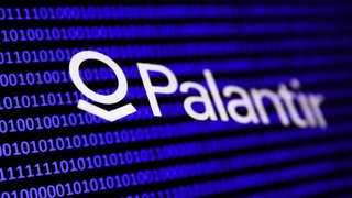 Das Palantir-Logo vor einem Binärcode aus Einsen und Nullen: Die Frager, die BW-Polizei künftig die Software des umstrittenen Milliardärs Peter Thiel nutzen sollte, sorgt für Diskussionen.