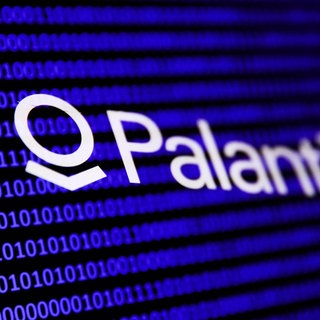 Das Palantir-Logo vor einem Binärcode aus Einsen und Nullen: Die Frager, die BW-Polizei künftig die Software des umstrittenen Milliardärs Peter Thiel nutzen sollte, sorgt für Diskussionen.