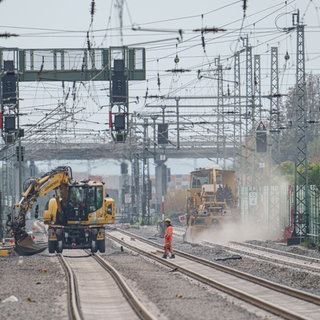 Gleisarbeiten wurden 2024 auf der Riedbahnbaustelle am Bahnhof Gernsheim ausgeführt. Auf der Strecke zwischen Mannheim und Frankfurt.