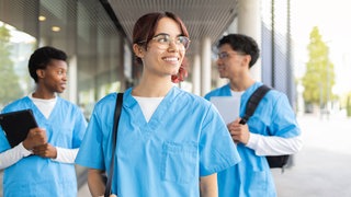 Studierende in Dienstkleidung der Pflege. Seit fünf Jahren kann man an der Universität Tübingen Pflegewissenschaften studieren.
