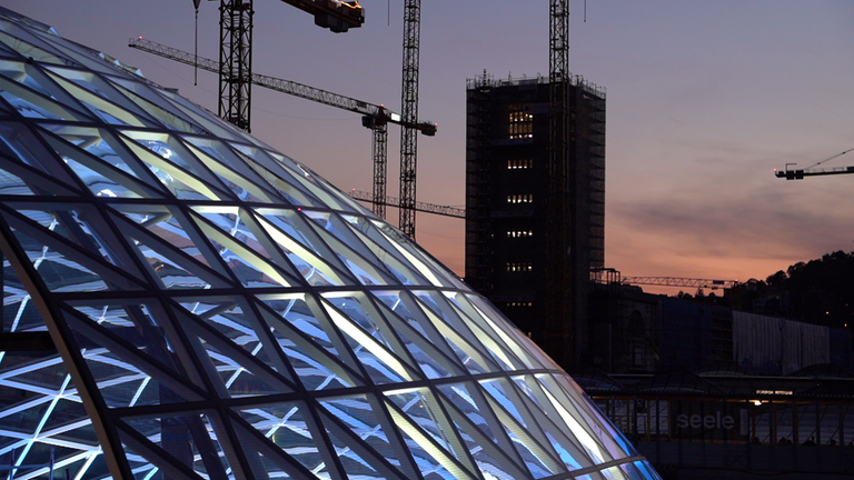 Der Blick zum Sonnenuntergang vom neuen Eingangsportal auf den alten Stuttgarter Bahnhof
