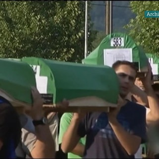 Männer tragen Särge