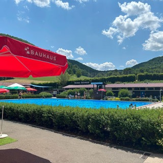 Das Schwimmbecken des Waldfreibads in Öschingen (Kreis Tübingen).