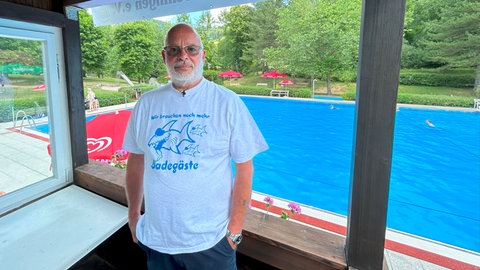 Rolf Seif steht vor einem Schwimmbecken des Waldfreibads in Öschingen (Kreis Tübingen).