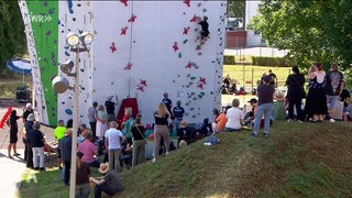 Sportlerinnen an der Kletterwand