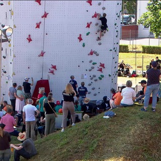Sportlerinnen an der Kletterwand