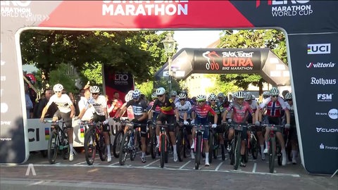 Ultrabikefahrer beim Start des Rennens