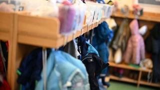 Ein Raum mit Jacken und Schuhen von Kindern im Kindergarten. In Baden-Württemberg gibt es jetzt einen neuen Leitfaden für Kindergärten.