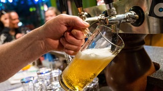 Ein Bier wird gezapft. Mehr als die Hälfte der Beschäftigten in der Gastronomie verdient laut Statistischem Landesamt derzeit weniger als 13,90 Euro.
