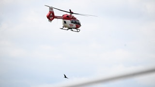 Ein Hubschrauber der Deutschen Luftrettung fliegt bei einem Rettungseinsatz.