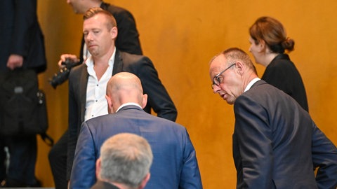 Bundeskanzler Friedrich Merz (CDU, r) und Dirk Schmitz, Blackrock Länderchef Deutschland, unterhalten sich nach einem Gruppenfoto mit Vertretern mehrerer deutscher Unternehmen beim Investitionsgipfel "Made for Germany" im Kanzleramt.