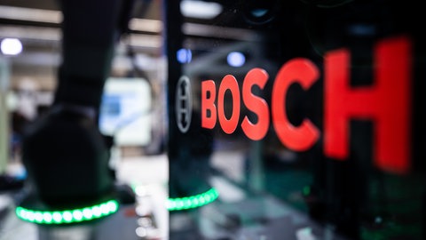 Das Logo der Firma Bosch ist auf einem modularen Fertigungssystem zu sehen.