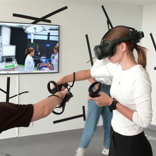 Üben für die Realität: Im virtuellen Schockraum in der  Uniklinik Ulm sind Jutta Karmann (links), Marie Mücke und Carmen Maier (hinten) damit beschäftigt das Leben des Patienten zu retten. 