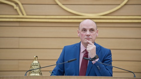 Daniel Born am Rednerpult im Landtag