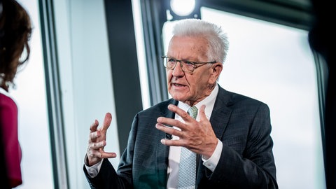 Ministerpräsident Winfried Kretschmann beim SWR-Sommerinterview 2025 auf dem Stuttgarter Fernsehturm
