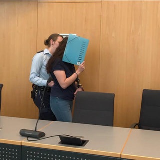 Angeklagte wird in den Gerichtssaal geführt