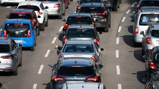 Autos stehen auf der Autobahn im Stau (Symbolbild).