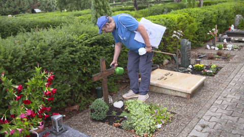 Eier der Tigermücke finden sich überall da, wo es Wasser gibt - auch hier am Friedhof in Ketsch. Der Biologe Hans Jerrentrup bekämpft sie mit dem Mittel BTI.