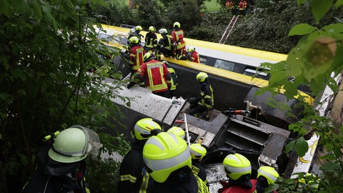 Rettungskräfte suchen in einem entgleisten Zug nach Fahrgästen. Der Personenzug ist im Kreis Biberach zwischen den Ortsteilen Zweifaltendorf und Zell entgleist.