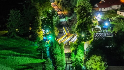 Waggons eines entgleisten Regionalzugs liegen auf einer Bahnstrecke im Landkreis Biberach im Südosten Baden-Württembergs.