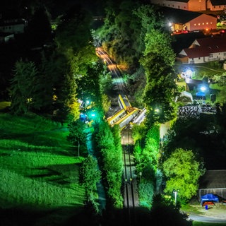Waggons eines entgleisten Regionalzugs liegen auf einer Bahnstrecke im Landkreis Biberach im Südosten Baden-Württembergs.