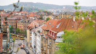 Blick auf die Kreuzung Dobelstraße in Stuttgart mit alten Mehrfamilienhäusern 
