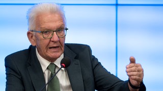 Baden-Württembergs Ministerpräsident Winfried Kretschmann (Grüne) rechnet mit hohen wirtschaftlichen Schäden in der Wirtschaft durch die Zolleinigung mit den USA.
