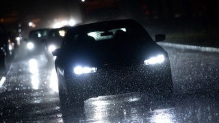 Autos fahren in der Innenstadt im Regen über eine Straße. Im Mai hatte die Polizei einen Mannheimer festgenommen, weil er in Dortmund ein Auto gestohlen haben soll. Der BMW war aber sein eigener.