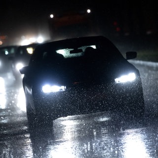 Autos fahren in der Innenstadt im Regen über eine Straße. Im Mai hatte die Polizei einen Mannheimer festgenommen, weil er in Dortmund ein Auto gestohlen haben soll. Der BMW war aber sein eigener.