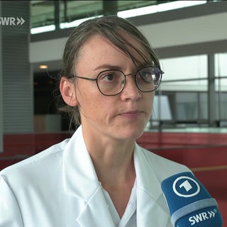 Die Ulmer Notärztin Alice Eiserbeck war als eine der Ersten beim Zugunglück in Riedlingen vor Ort. Im SWR-Interview erzählte sie, wie sehr ihr bei diesem Einsatz eine Großübung am Universitätsklinikum Ulm geholfen hat. 