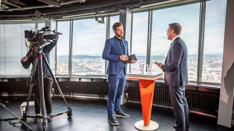 SWR Aktuell Sommerinterview auf dem Stuttgarter Fernsehturm: Moderator Georg Bruder im Gespräch mit CDU-Spitzenkandidat Manuel Hagel.
