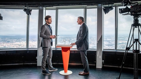 SWR Aktuell Sommerinterview auf dem Stuttgarter Fernsehturm: Moderator Georg Bruder im Gespräch mit FDP-Spitzenkandidat Hans-Ulrich Rülke.