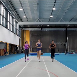 3 Mädchen joggen in einer Halle