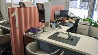 Blick in das Bürgerbüro mit den neuen Terminals mit PointID-System zur Beantragung von neuen Ausweisdokumenten mit digitalen Passbildern. Wer einen neuen Ausweis oder Reisepass beantragt, muss ab Mai ein digitales Passbild vorlegen. Die Fotos können nach Angaben des Bundesinnenministeriums entweder direkt vor Ort in den Bürgerbüros aufgenommen oder von einem zertifizierten Fotostudio in eine verschlüsselte Cloud hochgeladen werden. 