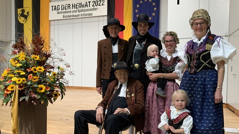 Familie ReichThalheimer - Heimatvetriebene aus dem Egerland beim Gruppenfoto am Tag der Heimat 2022. 