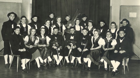 Die Egerländer Tanzgruppe in Stuttgart, die Albert Reich mitbegründet hat. 